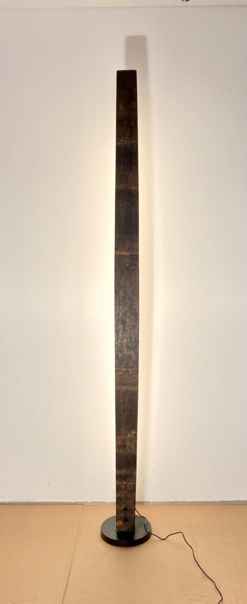 Stehlampe aus altem Holzfass, Höhe 195cm, eignet sich hervorragend als Indirekte Couch Beleuchtung zum Lesen oder für einen gemütlichen TV Abend, & dimmbar, www.apollonLUX.at
